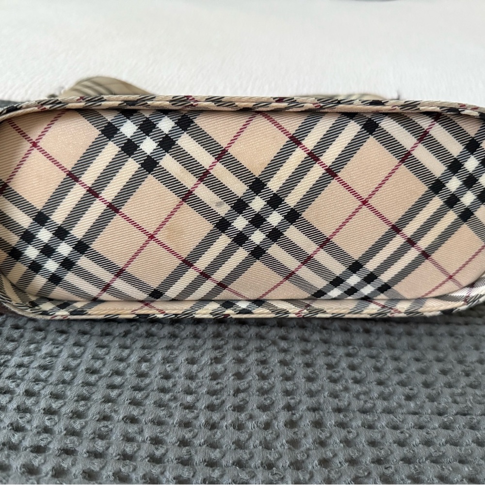Chic Burberry Shoulder/Crossbody Bag - Picture 8 of 8
